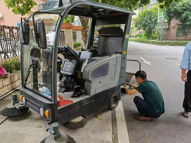 道路電動掃地機